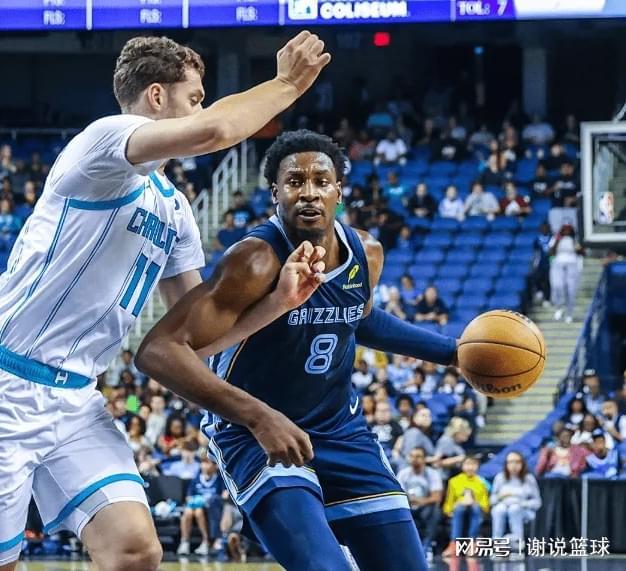 美媒支招勇士做5换1交易，可追19+6内线，出三替补+两首轮签？