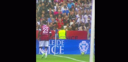 开云app-球员球迷安保三方乱斗 马赛客战尼斯变格斗场