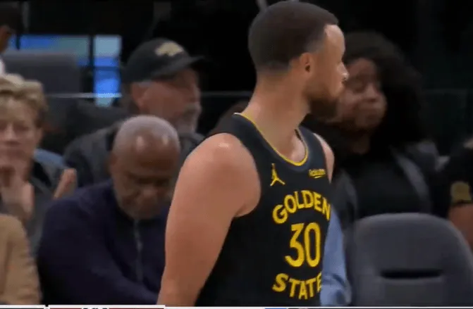 开云app-库里第三节连续取分，目前13投7中已经得到22分5篮板