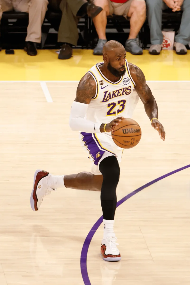 开云入口-詹姆斯穿着盛大启幕配色Lebron23，得到18分4篮板6助攻3抢断