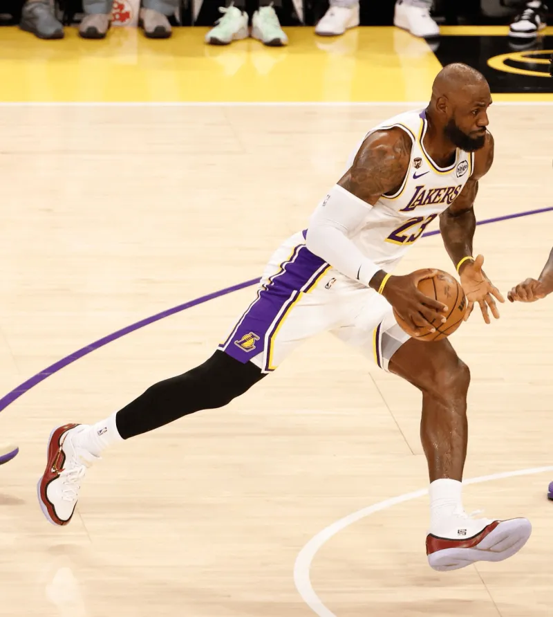 开云入口-詹姆斯穿着盛大启幕配色Lebron23，得到18分4篮板6助攻3抢断