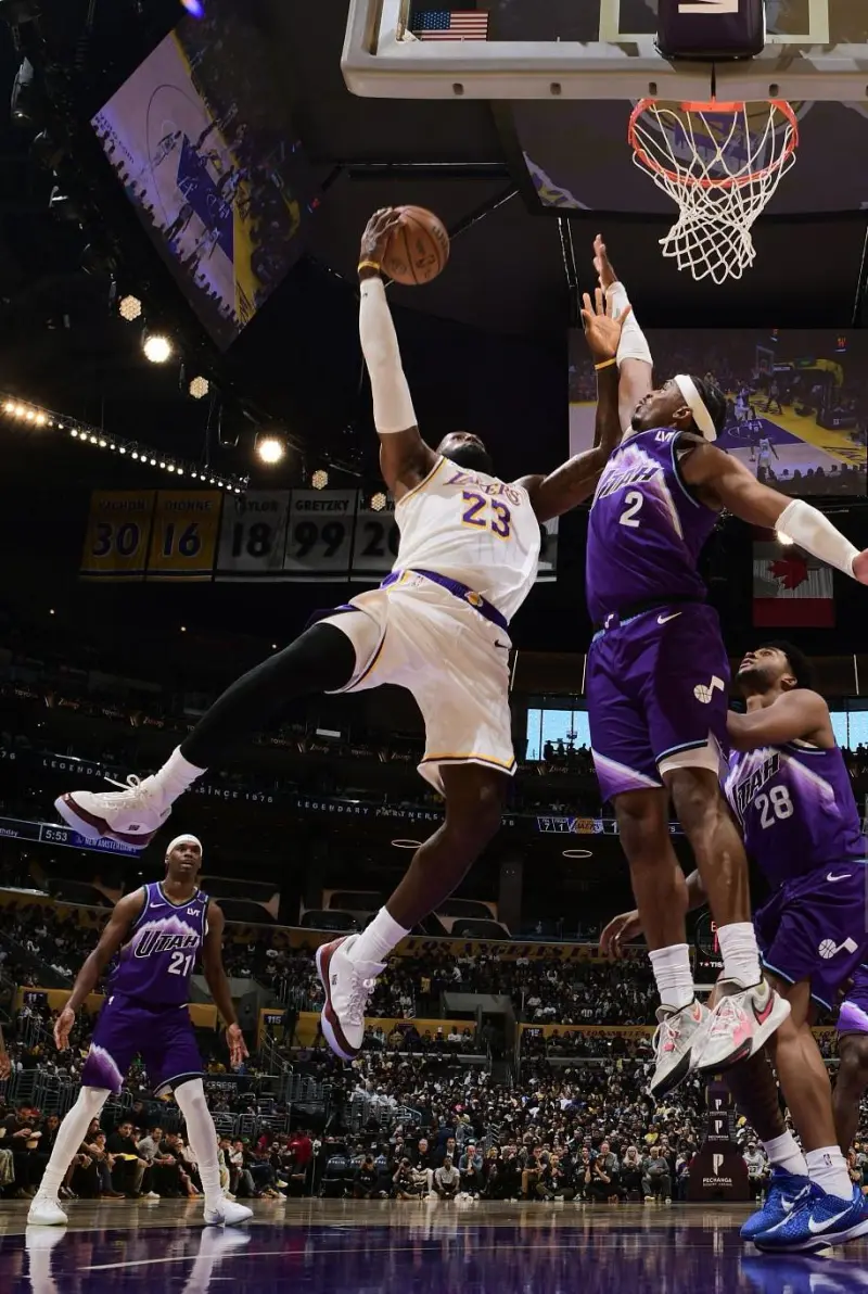 开云入口-詹姆斯穿着盛大启幕配色Lebron23，得到18分4篮板6助攻3抢断